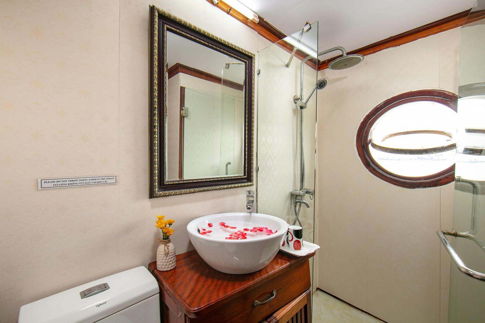 Fantasea Imperial Cruise Hotel Hạ Long Ngoại thất bức ảnh